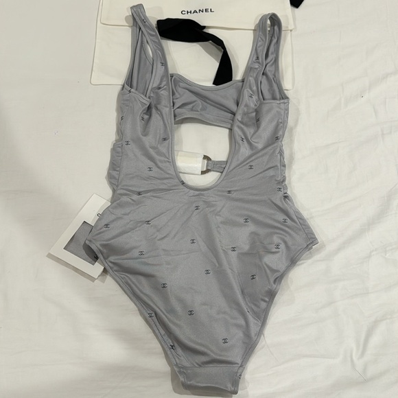 Chanel coco beach 24 swimsuit - Picture 6 of 8